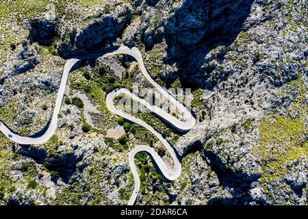 Vista aerea, strada a serpentina ma-2141 a SA Calobra, Serra de Tramuntana, Maiorca, Isole Baleari, Spagna Foto Stock