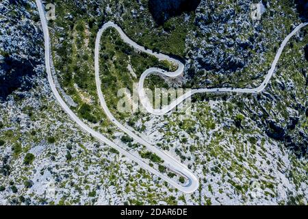 Vista aerea, strada a serpentina ma-2141 a SA Calobra, Serra de Tramuntana, Maiorca, Isole Baleari, Spagna Foto Stock