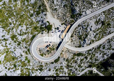 Vista aerea, strada a serpentina ma-2141 a SA Calobra, Serra de Tramuntana, Maiorca, Isole Baleari, Spagna Foto Stock