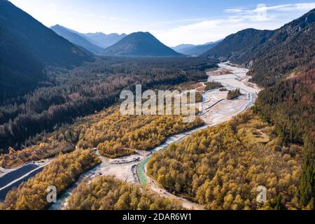 Veduta aerea, letto naturale del fiume superiore Isar di fronte alla riserva di Sylvenstein, paesaggio selvaggio del fiume Isartal, Baviera, Germania Foto Stock