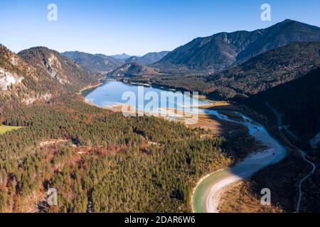 Veduta aerea, letto naturale del fiume superiore Isar di fronte alla riserva di Sylvenstein, paesaggio selvaggio del fiume Isartal, Baviera, Germania Foto Stock