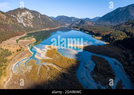 Veduta aerea, letto naturale del fiume superiore Isar di fronte alla riserva di Sylvenstein, paesaggio selvaggio del fiume Isartal, Baviera, Germania Foto Stock