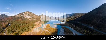 Veduta aerea, letto naturale del fiume superiore Isar di fronte alla riserva di Sylvenstein, paesaggio selvaggio del fiume Isartal, Baviera, Germania Foto Stock