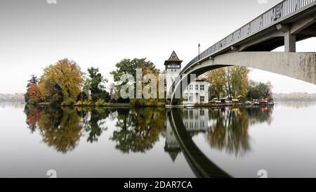 Isola Autunno della Gioventù con Ponte dell'Abbazia nel Parco Treptower, Berlino, Germania Foto Stock