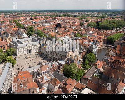 Vista della città dal Belfort della Torre di Bruges verso la Basilica del Santo sangue e il Municipio, Bruges, Fiandre, Belgio Foto Stock