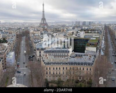 Vista sulla città dell'Arco di Trionfo dell'Etoile verso la Torre Eiffel, Parigi, Francia Foto Stock