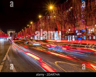 Foto notturna dell'illuminazione natalizia dell'Avenue des Champs-Elysees, Parigi, Francia Foto Stock