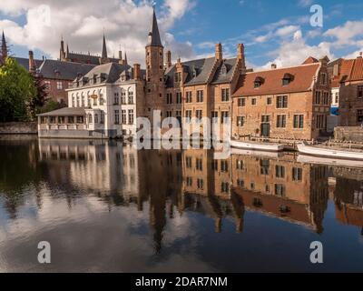 Riflesso d'acqua di edifici medievali sulle acque del canale di Dijver, Bruges, Fiandre, Belgio Foto Stock