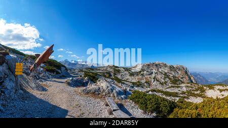 Dachstein Hai sul sentiero circolare Heilbronn con vista sul Hohe Dachstein, Dachstein massiccio, Krippenstein, Obertraun, Salzkammergut Foto Stock