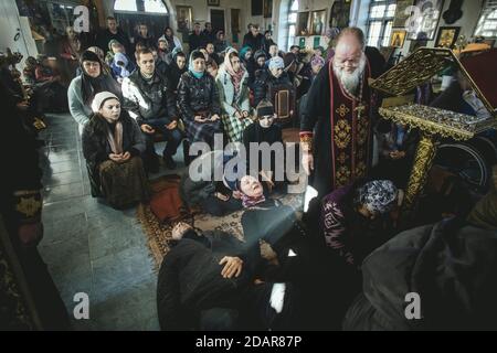 K, Ochamchira, Abkhazia, GeorgiaChurch di Padre Sergei durante un esorcismo. È ampiamente conosciuto come esorcista e riceve le persone che cercano aiuto Foto Stock