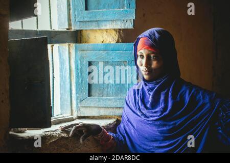 Rivenditore di incenso, nei locali incenso di qualità e varietà diverse viene pulito e selezionato, Rahma, 17 anni, Erigavo, Sanaag Foto Stock