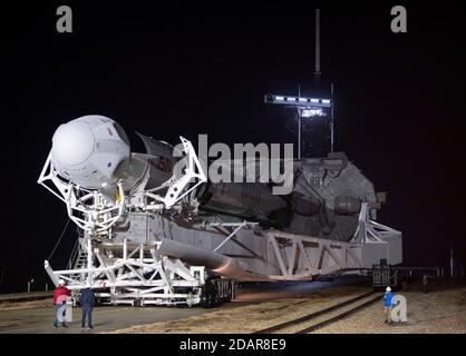 Il razzo SpaceX Falcon 9 con la Crew Dragon Resilience a bordo viene lanciato al complesso di lancio 39A presso il Kennedy Space Center 9 novembre 2020 a Cape Canaveral, Florida. La missione della NASA SpaceX Crew-1 è la prima missione di rotazione dell'equipaggio della SpaceX Crew Dragon alla Stazione spaziale Internazionale. Foto Stock