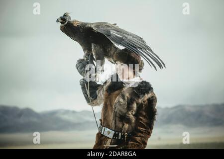 Ritratto di un giovane cacciatore di aquile, Sagra dei cacciatori di aquile in provincia di Olgii, a circa 20 km dal capoluogo, Olgii, Mongolia Foto Stock