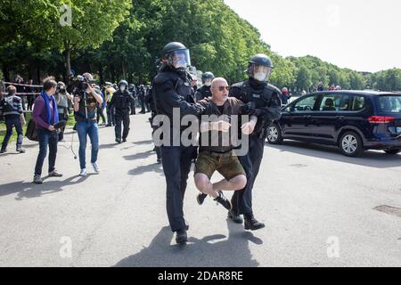 Manifestazione contro le misure corona il 16 maggio 2020 a Theresienwiese, Monaco, Baviera, Germania Foto Stock