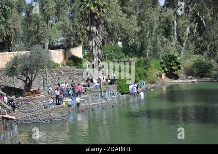 Gruppo presso il sito battesimale di Yardenit River Jordan Foto Stock