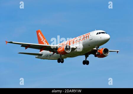 Airbus A319-100 della compagnia aerea easyJet in avvicinamento a Ginevra, Svizzera Foto Stock