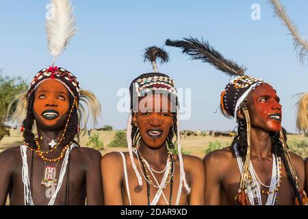 Wodaabe-Bororo uomini con volti dipinti durante l'annuale festival Gerewol, concorso rituale di courtship tra il popolo Woodaabe Fula, Niger Foto Stock