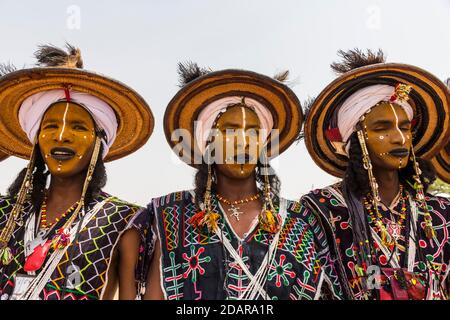 Wodaabe-Bororo uomini con volti dipinti durante l'annuale festival Gerewol, concorso rituale di courtship tra il popolo Woodaabe Fula, Niger Foto Stock