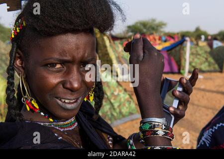 Giovani ragazze al festival Gerewol, gara rituale di courtship tra i Woodaabe Fula, Niger Foto Stock