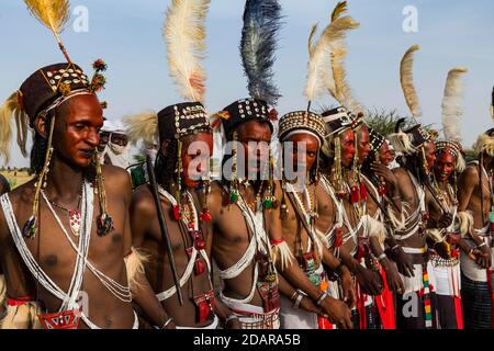 Wodaabe-Bororo uomini con volti dipinti durante l'annuale festival Gerewol, concorso rituale di courtship tra il popolo Woodaabe Fula, Niger Foto Stock