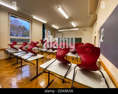 Aula vuota, seduta, tavoli singoli senza distanza regola, Corona crisi, Germania Foto Stock