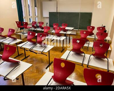 Aula vuota, seduta, tavoli singoli senza distanza regola, Corona crisi, Germania Foto Stock