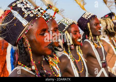 Wodaabe-Bororo uomini con volti dipinti durante l'annuale festival Gerewol, concorso rituale di courtship tra il popolo Woodaabe Fula, Niger Foto Stock