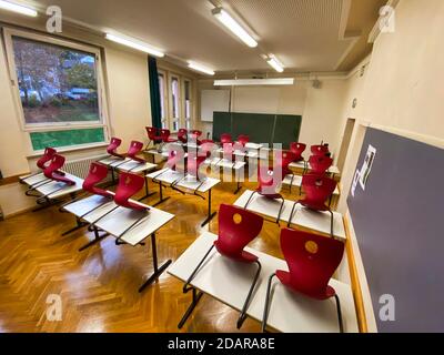 Aula vuota, seduta, tavoli singoli senza distanza regola, Corona crisi, Germania Foto Stock