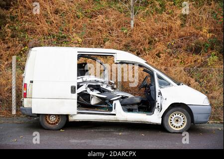 Furgone bianco vandalizzato e abbandonato nella campagna rurale Foto Stock