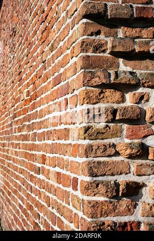 Frammento di un muro difensivo in mattoni medievale della città Di Poznan Foto Stock