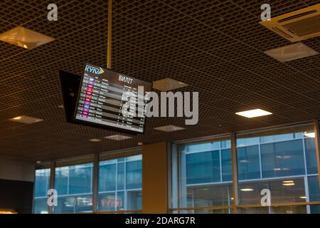 KIEV, UCRAINA - 31 dicembre 2019: Scheda elettronica di partenza presso l'aeroporto Zhuliany Kiev Foto Stock