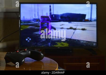 KHARKOV, UCRAINA - 12 NOVEMBRE 2020: Controller di videogioco Gamesir g3s sul tavolo con gioco a morte su grande schermo Foto Stock