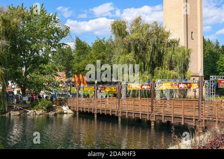 I turisti e i locali Washingtoniani si godono l'annuale Pig out nel festival del parco vicino alla torre dell'orologio e al ponte sul fiume Spokane. Foto Stock