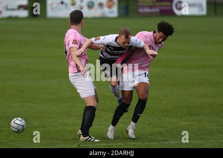 DARLINGTON, INGHILTERRA. 14 NOVEMBRE Adam Campbell di Darlington in azione con Dominic McHale e Andy Bond di AFC Telford durante la Vanarama National League North match tra Darlington e AFC Telford United a Blackwell Meadows, Darlington sabato 14 novembre 2020. (Credit: Mark Fletcher | MI News) Credit: MI News & Sport /Alamy Live News Foto Stock