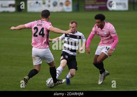 DARLINGTON, INGHILTERRA. 14 NOVEMBRE Adam Campbell di Darlington in azione con Dominic McHale e Andy Bond di AFC Telford durante la Vanarama National League North match tra Darlington e AFC Telford United a Blackwell Meadows, Darlington sabato 14 novembre 2020. (Credit: Mark Fletcher | MI News) Credit: MI News & Sport /Alamy Live News Foto Stock