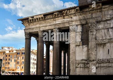 Una vista laterale del portico e delle colonne dell'antico Pantheon, un tempo tempio e una chiesa e ora un importante punto di riferimento nel centro di Roma Italia Foto Stock