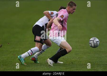 DARLINGTON, INGHILTERRA. 14 NOVEMBRE Jarrett Rivers di Darlington in azione con Edward Jones di AFC Telford durante la Vanarama National League North match tra Darlington e AFC Telford United a Blackwell Meadows, Darlington sabato 14 novembre 2020. (Credit: Mark Fletcher | MI News) Credit: MI News & Sport /Alamy Live News Foto Stock