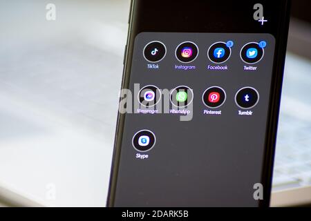 Vienna / Austria / 13 novembre 2020: Smartphone nero lucido sottile con diverse applicazioni di social media Foto Stock