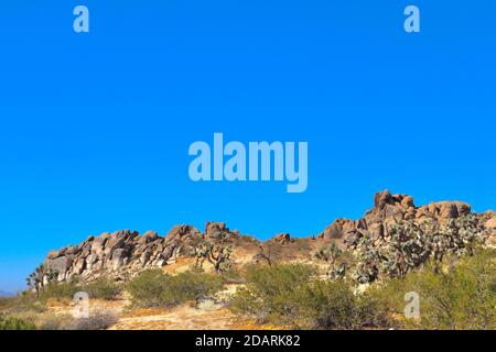 Paesaggio del deserto nella California meridionale, lago di Los Angeles Con montagne e massi Foto Stock