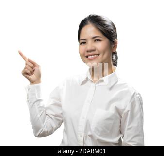 Donna asiatica punta dita indossare camicia bianca isolato su bianco sfondo Foto Stock