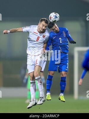 (201115) -- ZAPRESIC, 15 novembre 2020 (Xinhua) -- Stefan Mugosa (L) del Montenegro vies con gara Garayev dell'Azerbaigian durante la loro partita di calcio della UEFA Nations League a Zapresic, Croazia, 14 novembre 2020. (Goran Stanzl/Pixsell via Xinhua) Foto Stock