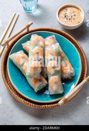 Involtini primaverili vietnamiti con gamberi su piatto blu. Foto Stock