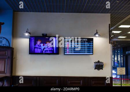 KIEV, UCRAINA - 31 dicembre 2019: Scheda elettronica di partenza presso l'aeroporto Zhuliany Kiev Foto Stock