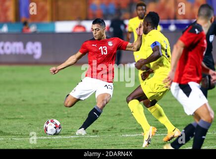 Cairo, Egitto. 14 novembre 2020. Moustafa Mohamed (i L) dell'Egitto compete durante la partita di qualificazione della Coppa delle Nazioni Africa 2021 tra Egitto e Togo al Cairo, Egitto, il 14 novembre 2020. Credit: Ahmed Gomaa/Xinhua/Alamy Live News Foto Stock