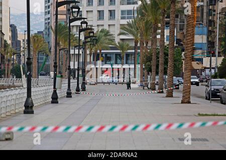 Beirut. 14 novembre 2020. La foto scattata il 14 novembre 2020 mostra una strada costiera cordonata mentre il paese ha dato il via a un blocco di due settimane per limitare la diffusione del coronavirus a Beirut, in Libano. Ristoranti, bar, caffè, palestre e centri commerciali hanno chiuso le porte il sabato, quando il Libano è entrato nel suo primo giorno di un blocco di due settimane per limitare la diffusione del COVID-19. I veicoli sono autorizzati a guidare in giorni specifici in base al numero di targa. Tuttavia, la maggior parte delle strade nella capitale di Beirut erano vuote, segnalato LBCI canale TV locale. Credit: Bilal Jawich/Xinhua/Alamy Live News Foto Stock