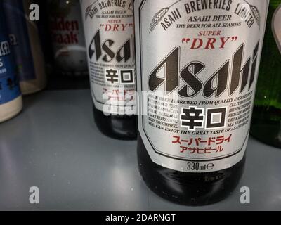 BELGRADO, SERBIA - 11 OTTOBRE 2020: Logo delle birrerie Asahi sulle bottiglie di birra in vendita. La birra Asahi è una lager pallida del giappone, una delle più conosciute Foto Stock