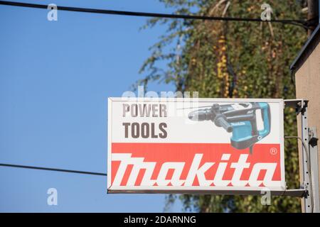 BELGRADO, SERBIA - 11 OTTOBRE 2020: Logo di makita davanti a uno dei loro rivenditori. Maikta è una società giapponese, un produttore di utensili elettrici Foto Stock