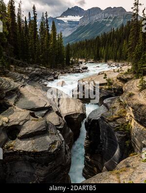 Mistaya Canyon in una bella giornata autunnale con le montagne sullo sfondo nel Jasper National Park, Alberta, Canada Foto Stock