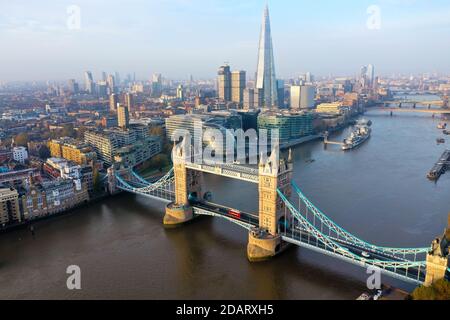 Vista aerea del Tower Bridge di Londra. Uno dei più famosi ponti e punti di riferimento di Londra. Bellissimo panorama della Torre di Londra Fr Foto Stock