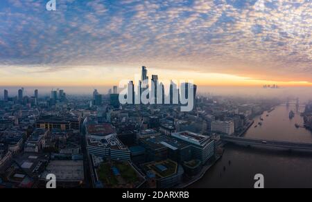 Skyline della città di Londra, vista panoramica dall'alba al mattino, Regno Unito Foto Stock